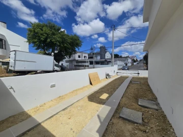 Moradia T4 para Venda em Charneca de Caparica e Sobreda