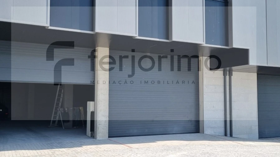 Armazém para Arrendamento em Fermentões