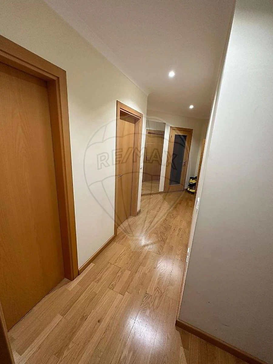 Apartamento T3 para Arrendamento em Granja do Ulmeiro Foto 10