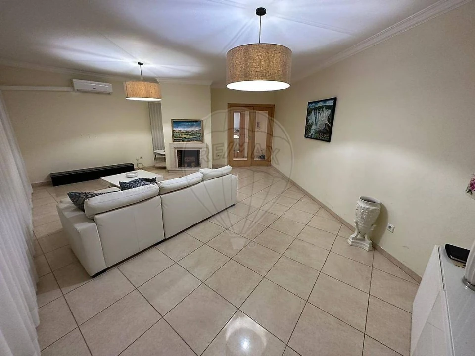 Apartamento T3 para Arrendamento em Granja do Ulmeiro Foto 3