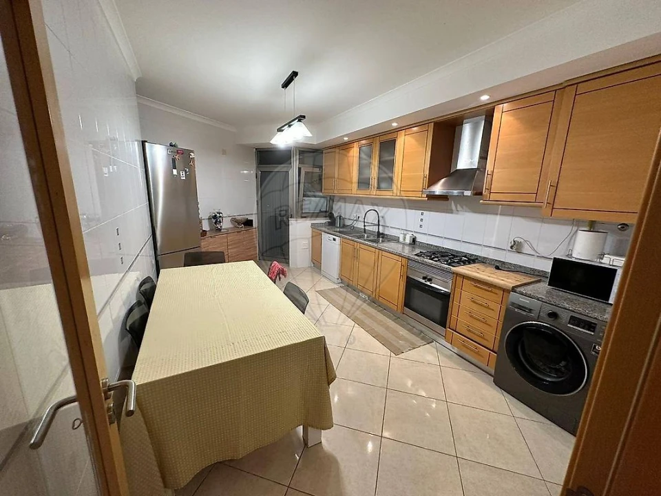 Apartamento T3 para Arrendamento em Granja do Ulmeiro Foto 13