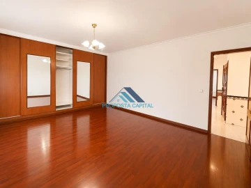 Apartamento T2 para Venda em Agualva e Mira-Sintra