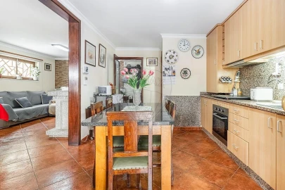 Moradia T4 para Venda em Calvos e Frades