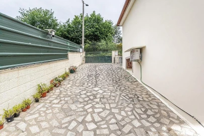 Moradia T4 para Venda em Calvos e Frades
