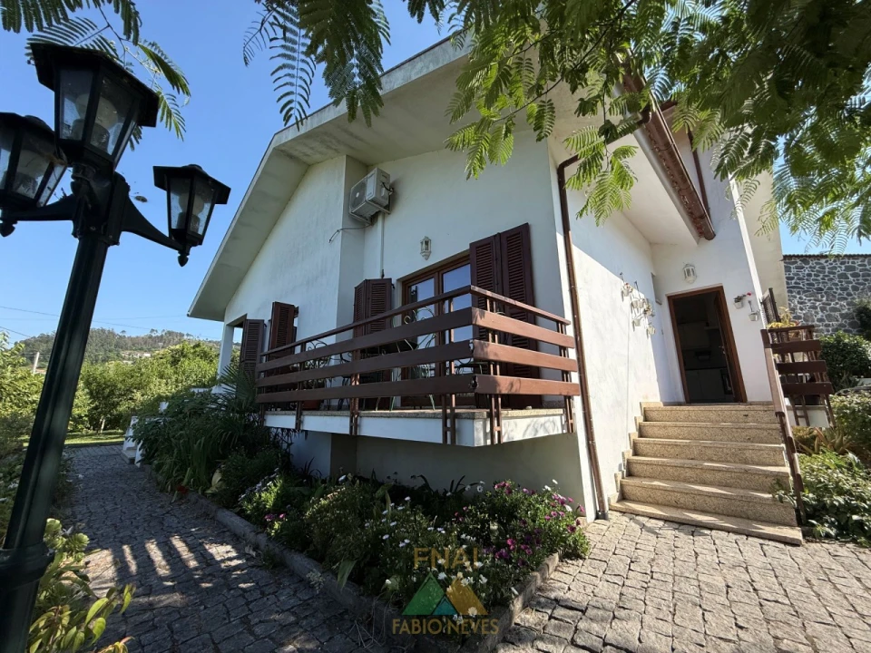 Moradia T4 para Venda em Bravães Foto 5