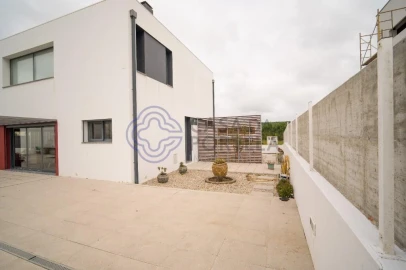 Moradia T3 para Venda em Santa Maria, São Pedro e Matacães