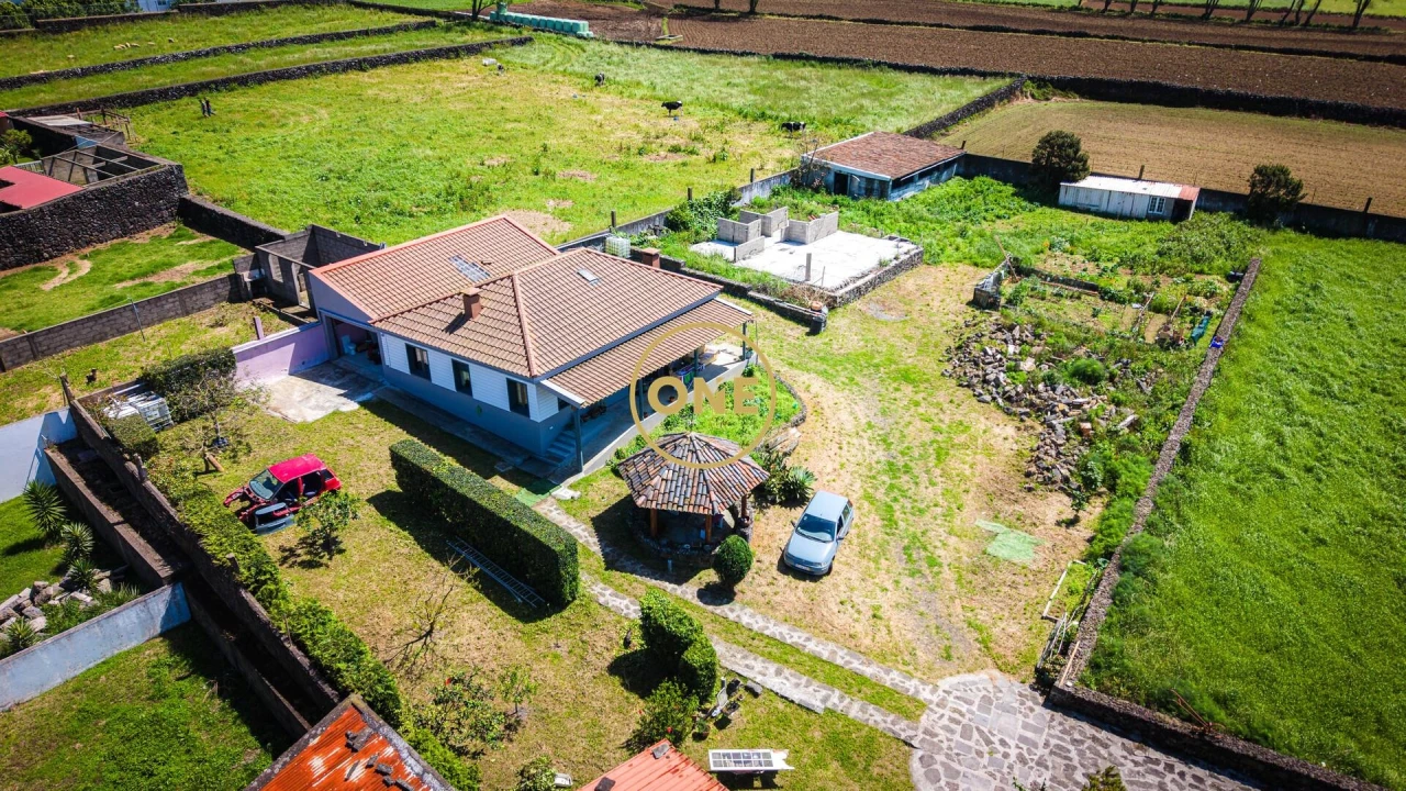 Moradia T11 para Venda em Arrifes Foto 107