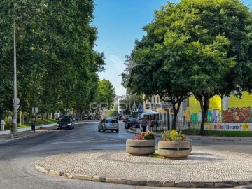 Loja para Arrendamento em Almada, Cova da Piedade, Pragal e Cacilhas