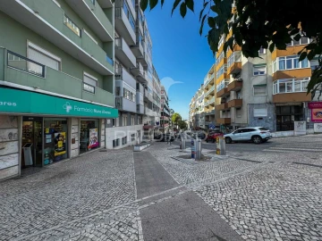 Loja para Arrendamento em Almada, Cova da Piedade, Pragal e Cacilhas