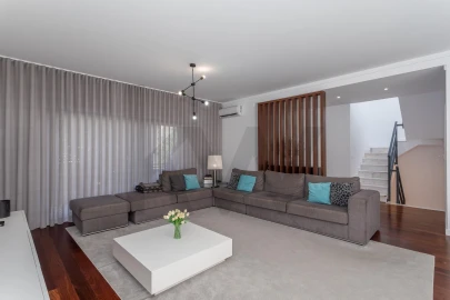 Moradia T4 para Venda em Pontinha e Famões
