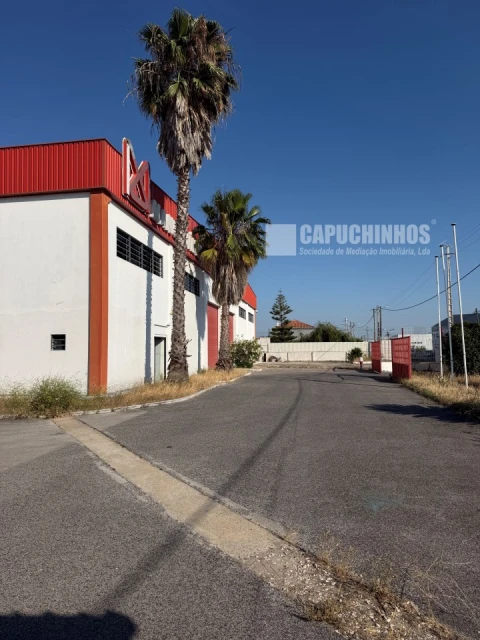 Armazém para Venda em Samora Correia