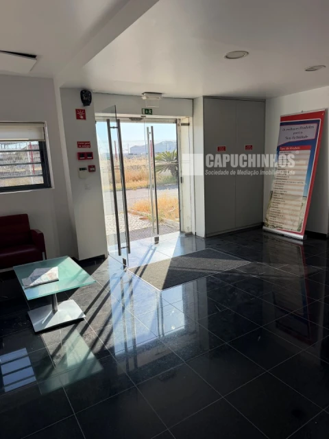 Armazém para Venda em Samora Correia