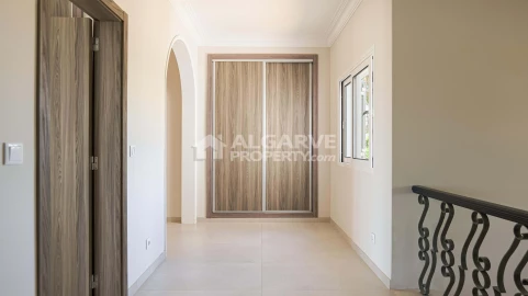 Moradia T5 para Venda em Quarteira