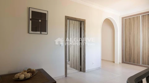 Moradia T5 para Venda em Quarteira