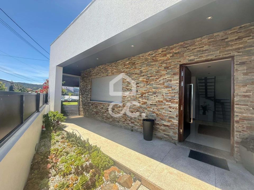 Moradia T4 para Venda em Chafe Foto 9