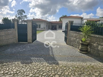 Moradia T4 para Venda em Areias, Sequeirô, Lama e Palmeira