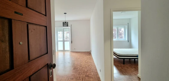 Apartamento T1 para Arrendamento em Sé Nova, Santa Cruz, Almedina e São Bartolomeu