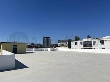 Armazém para Venda em Sacavém e Prior Velho