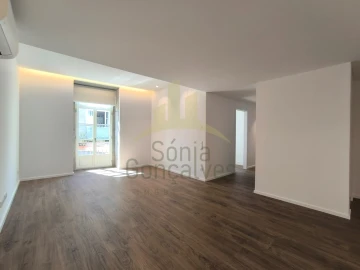 Apartamento T2 para Arrendamento em Santa Maria Maior e Monserrate e Meadela