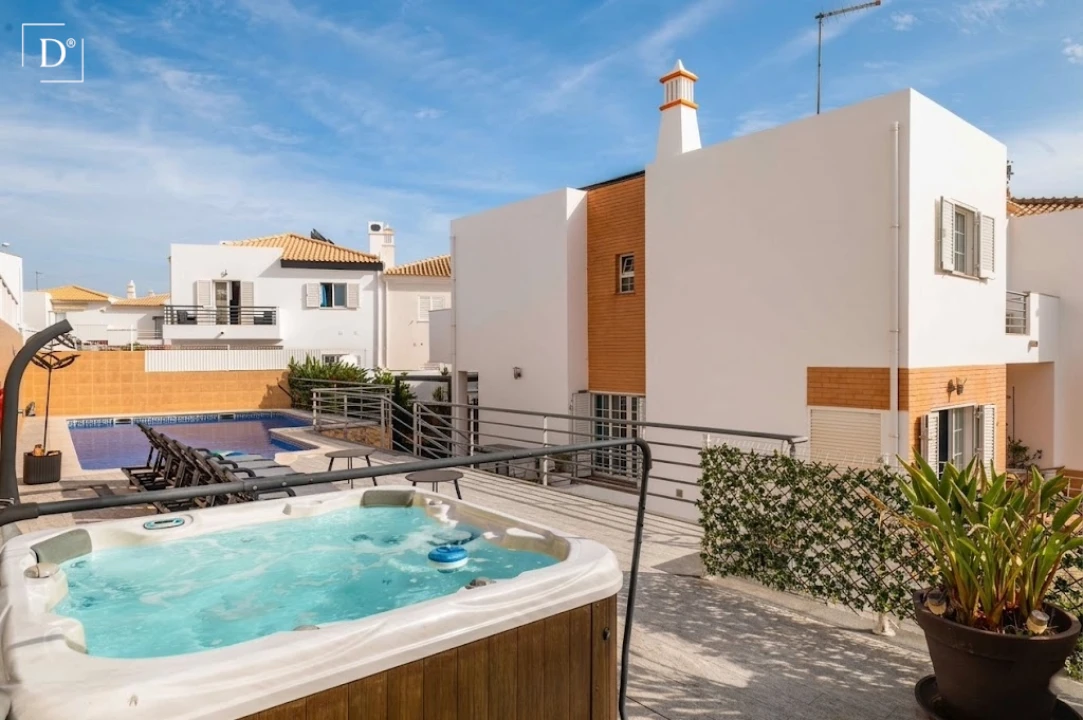 Moradia T4 para Venda em Albufeira e Olhos de Água Foto 1