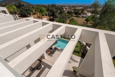 Moradia T4 para Venda em Santa Barbara de Nexe
