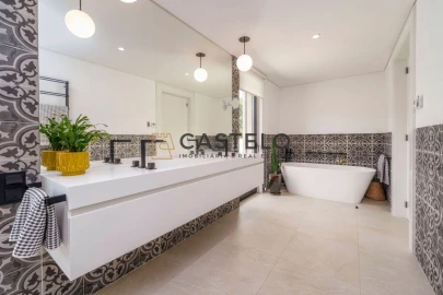 Moradia T4 para Venda em Santa Barbara de Nexe
