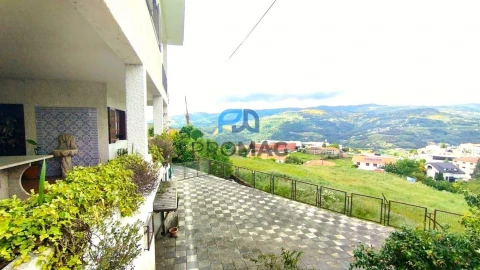 Moradia T6 para Venda em Resende
