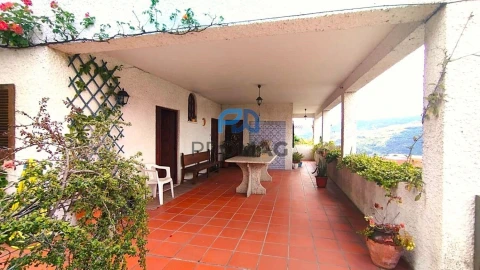 Moradia T6 para Venda em Resende