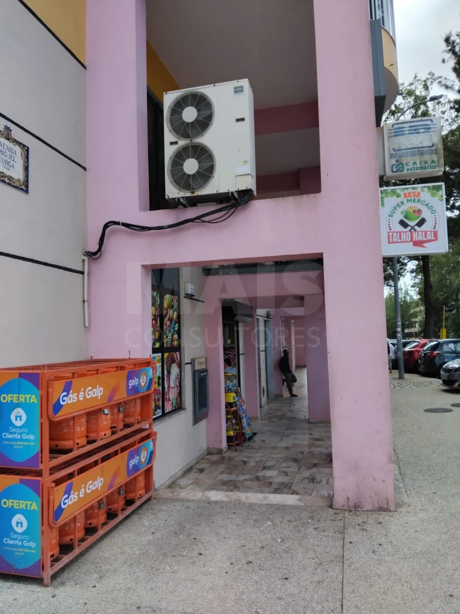 Loja para Venda em Rio de Mouro Foto 3