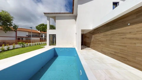 Moradia T4 para Venda em Algés, Linda-A-Velha e Cruz Quebrada-Dafundo