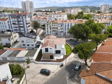 Moradia T4 para Venda em Algés, Linda-A-Velha e Cruz Quebrada-Dafundo
