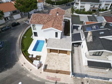 Moradia T4 para Venda em Algés, Linda-A-Velha e Cruz Quebrada-Dafundo