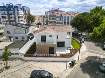 Moradia T4 para Venda em Algés, Linda-A-Velha e Cruz Quebrada-Dafundo