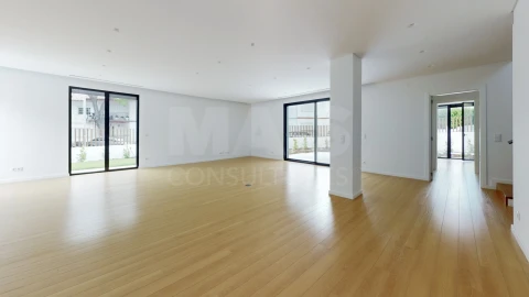 Moradia T4 para Venda em Algés, Linda-A-Velha e Cruz Quebrada-Dafundo