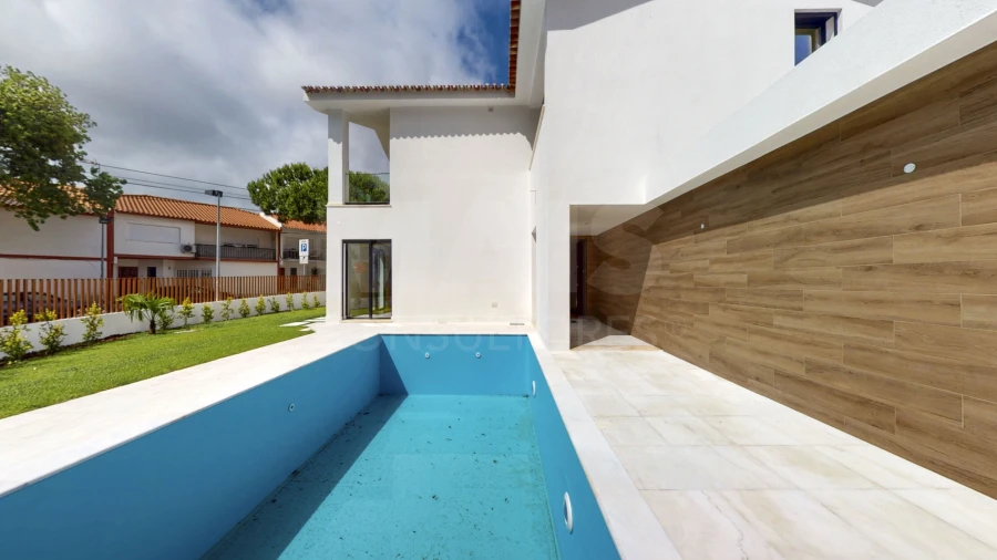 Moradia T4 para Venda em Algés, Linda-A-Velha e Cruz Quebrada-Dafundo