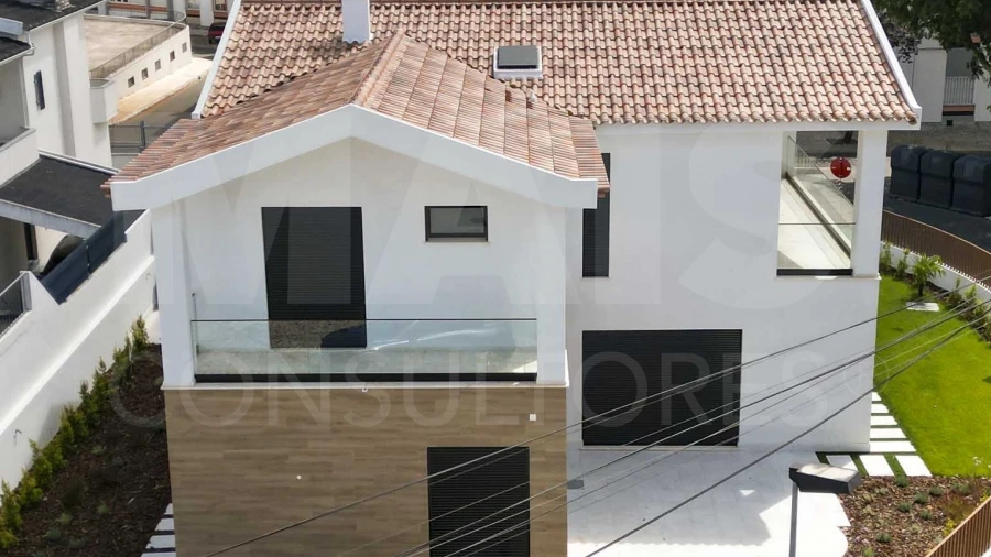 Moradia T4 para Venda em Algés, Linda-A-Velha e Cruz Quebrada-Dafundo