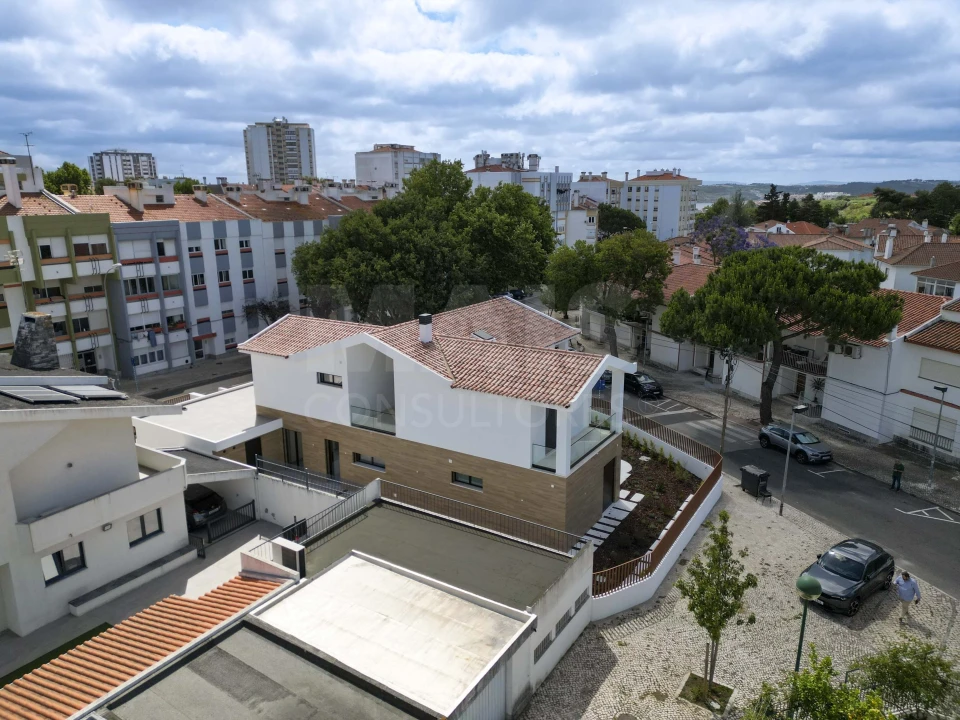 Moradia T4 para Venda em Algés, Linda-A-Velha e Cruz Quebrada-Dafundo Foto 9