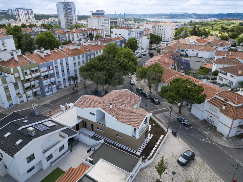 Moradia T4 para Venda em Algés, Linda-A-Velha e Cruz Quebrada-Dafundo Foto 8
