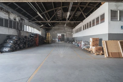 Armazém para Venda em Grijó e Sermonde