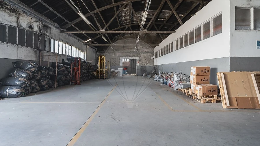 Armazém para Venda em Grijó e Sermonde