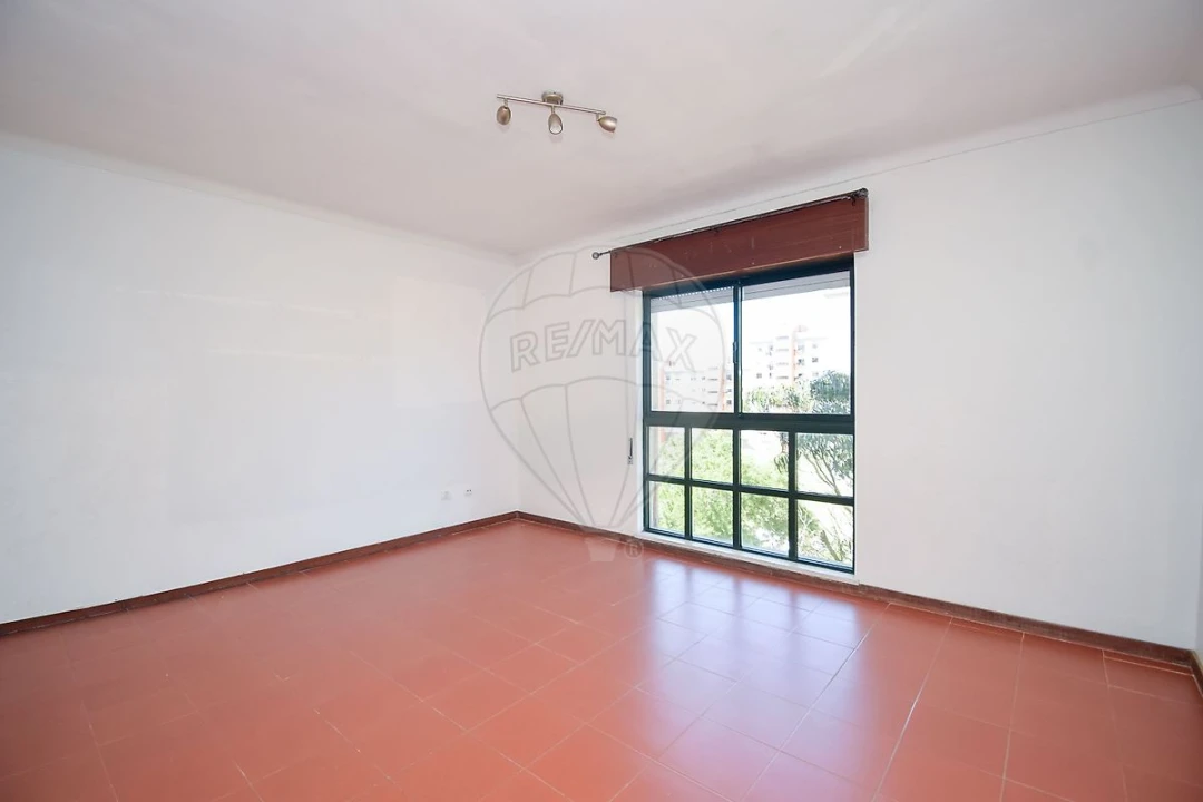 Apartamento T2 para Venda em Algueirão-Mem Martins Foto 4