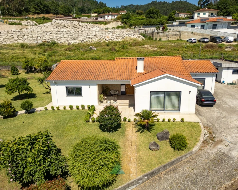 Moradia T3 para Venda em Guilhadeses e Santar Foto 1