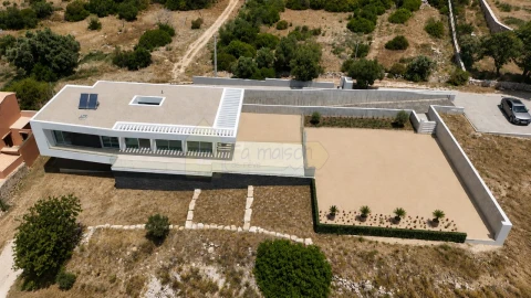 Moradia T3 para Venda em Santa Barbara de Nexe