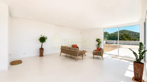 Moradia T3 para Venda em Santa Barbara de Nexe