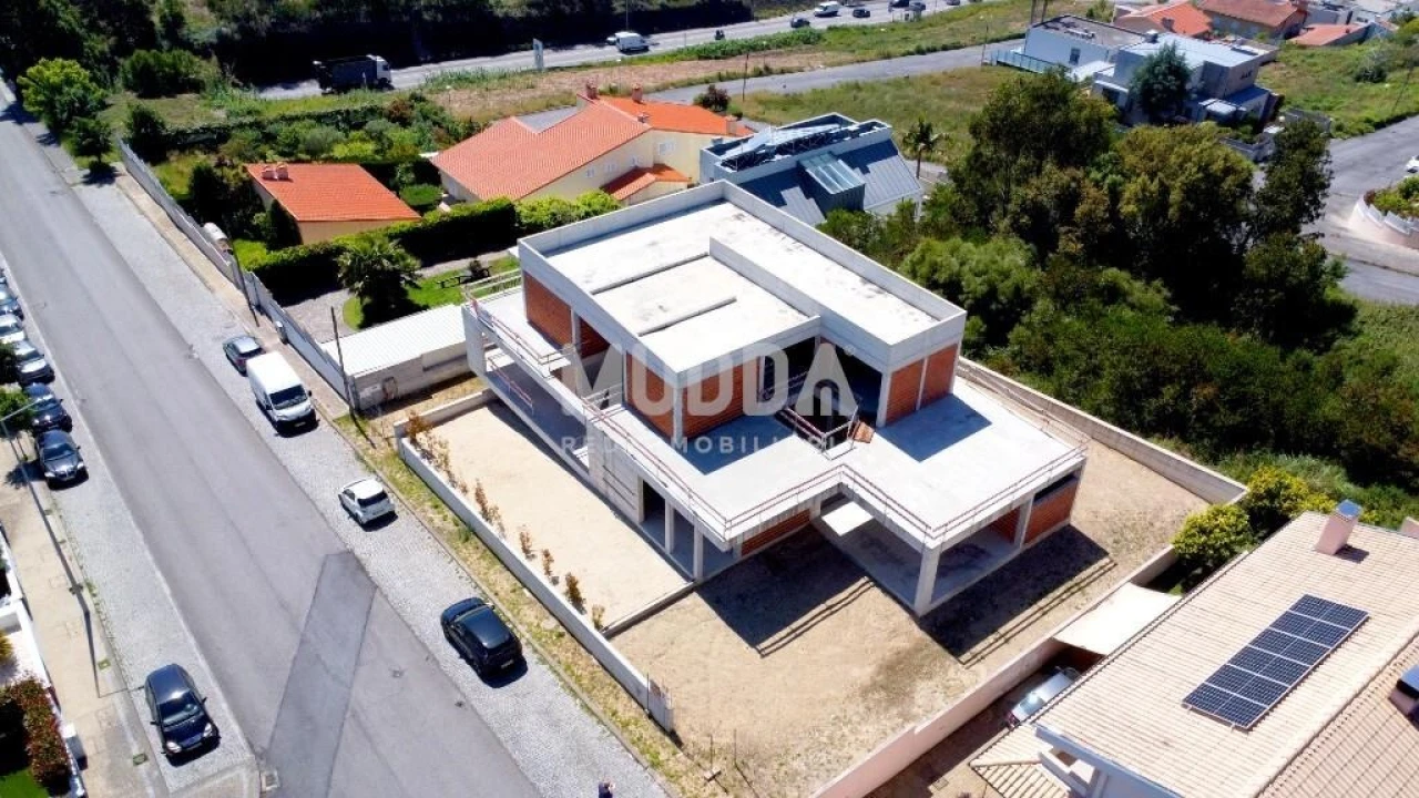 Moradia T4 para Venda em Escapães Foto 4