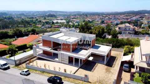 Moradia T4 para Venda em Escapães