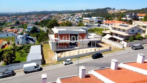 Moradia T4 para Venda em Escapães