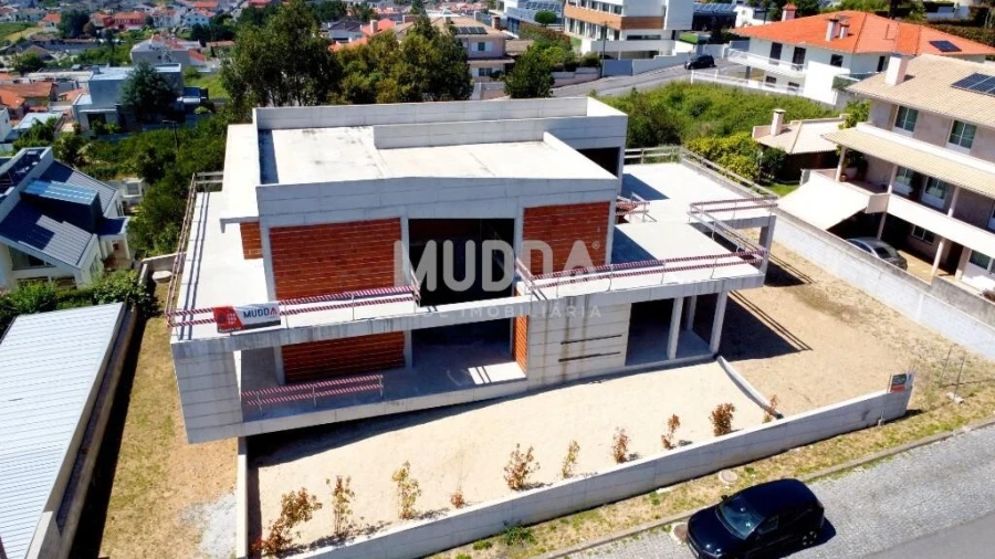 Moradia T4 para Venda em Escapães Foto 9