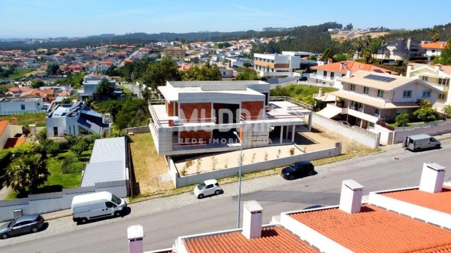 Moradia T4 para Venda em Escapães Foto 8