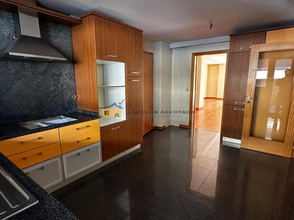 Apartamento T5 para Venda em Paranhos Foto 4